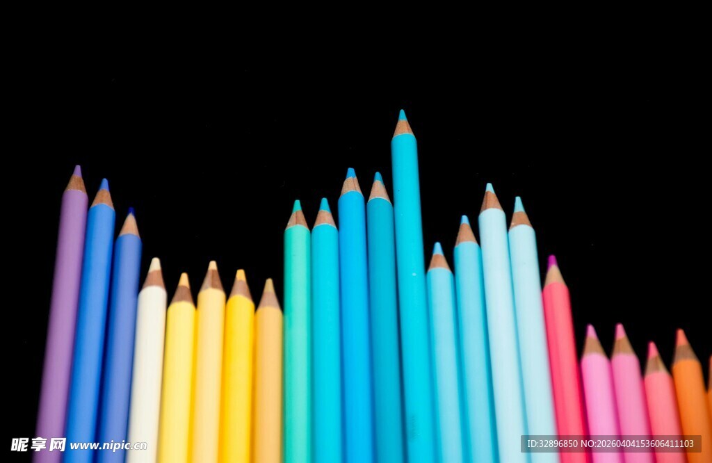 彩色铅笔整齐排列