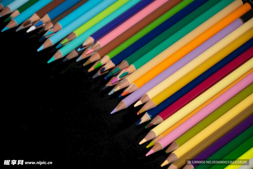 彩色铅笔排列展示