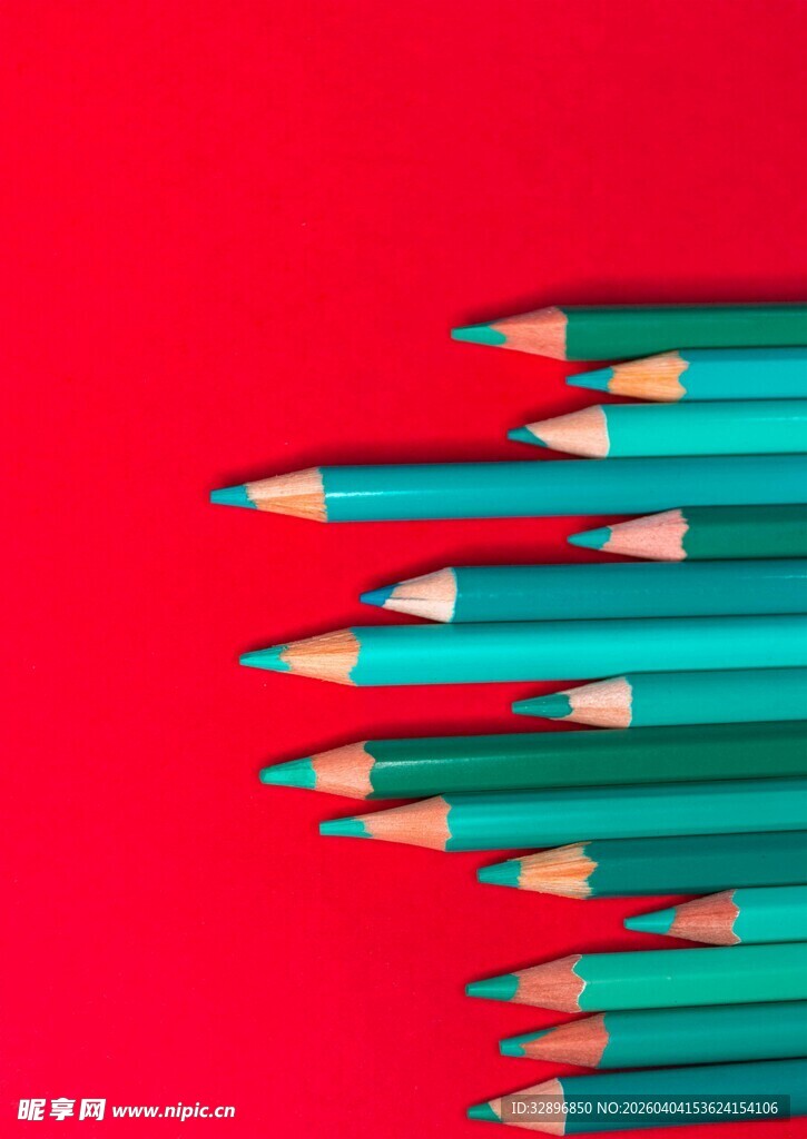 彩色铅笔排列在红色背景上