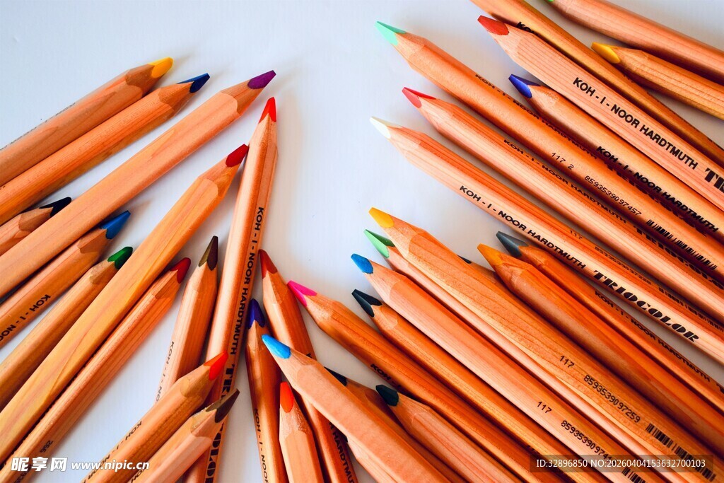 彩色铅笔整齐排列展示