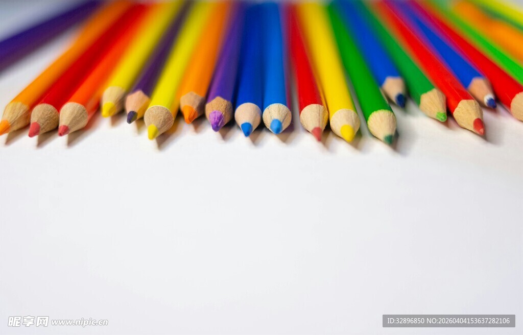 彩色铅笔整齐排列展示