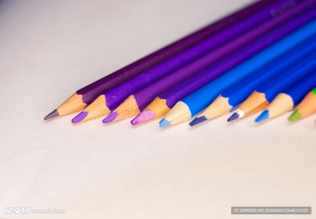 彩色铅笔整齐排列