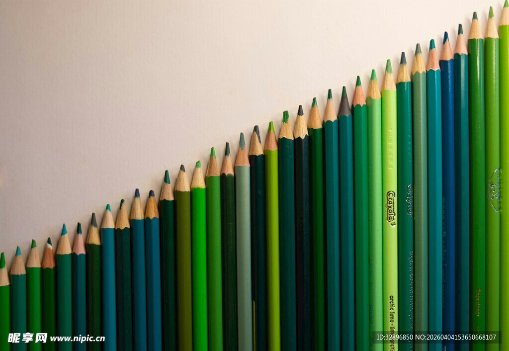 彩色铅笔整齐排列