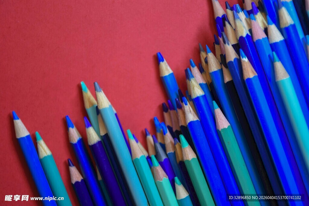多彩铅笔整齐排列