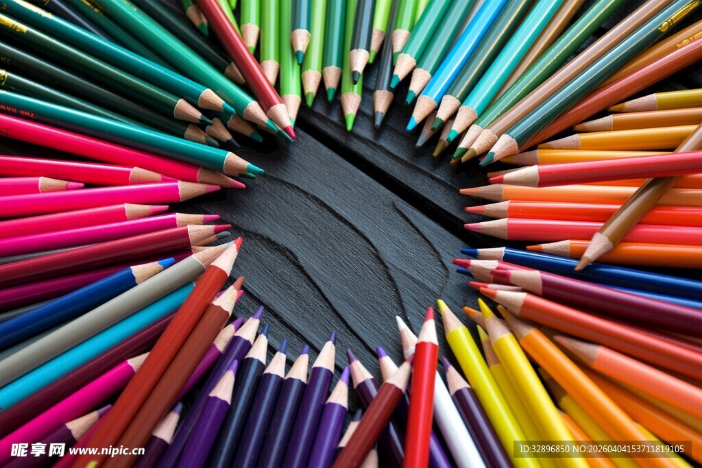 彩色铅笔呈圆形排列展示