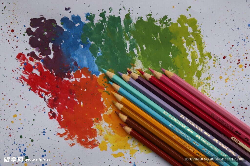 多彩彩铅与颜料的艺术组合