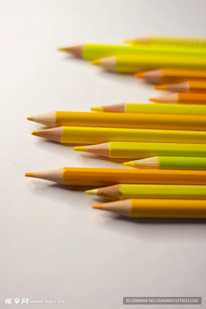 一排彩色铅笔