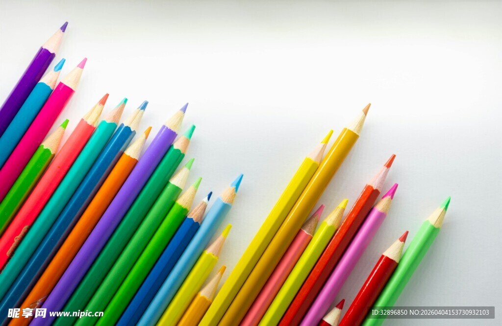 多彩铅笔整齐排列展示