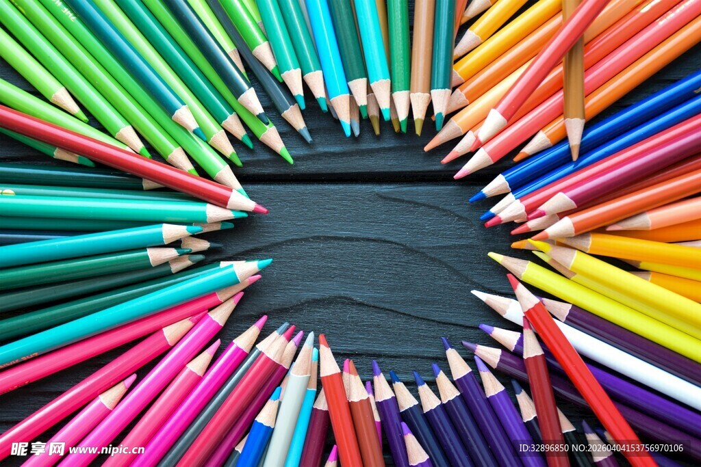 彩色铅笔围成的创意图案