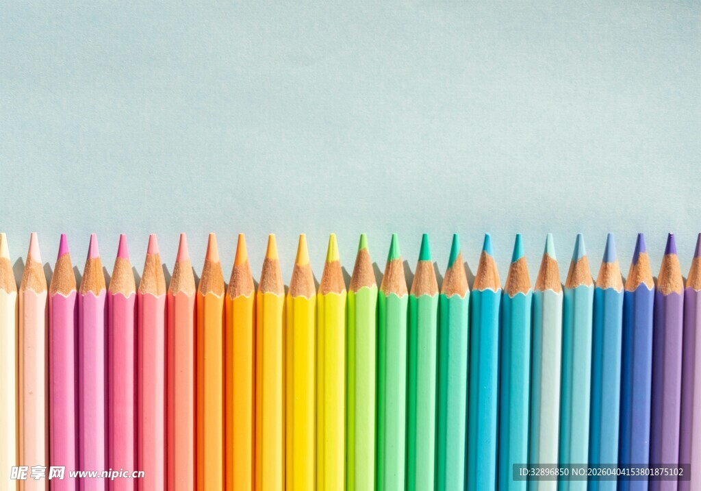 彩色铅笔整齐排列