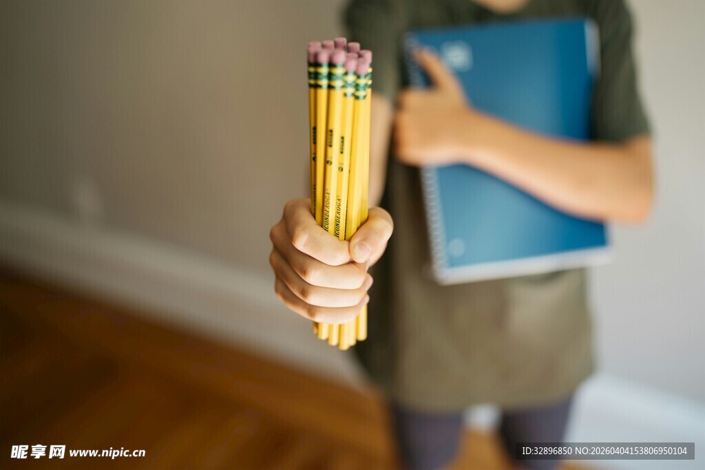 手持彩铅与书本的身影