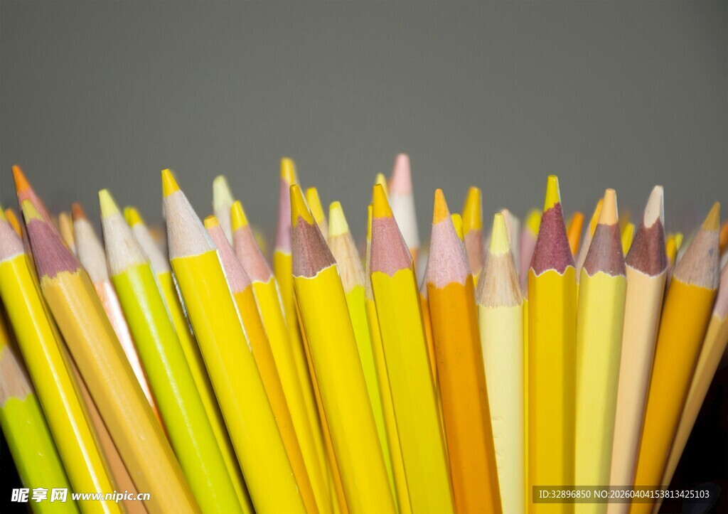 彩色铅笔整齐排列展示