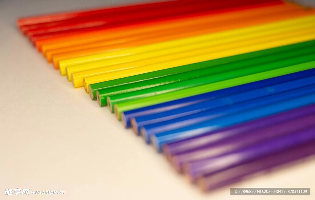 多彩彩色铅笔整齐排列