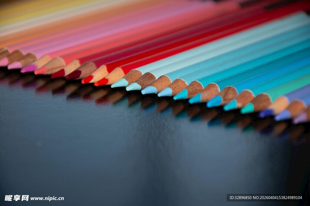 彩色铅笔整齐排列展示