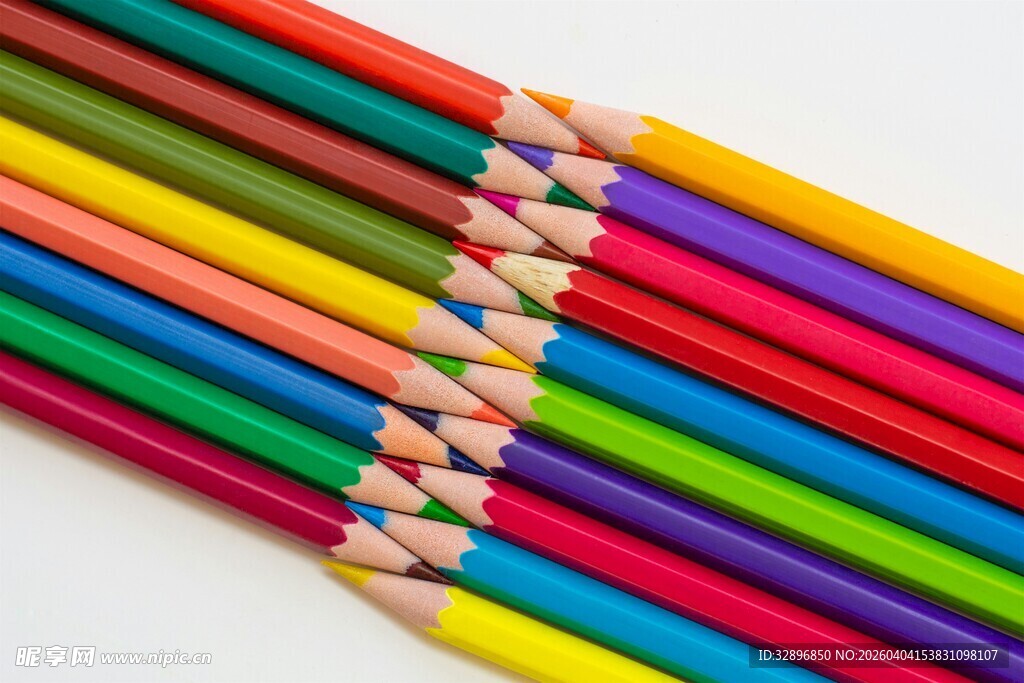 彩色铅笔整齐排列展示
