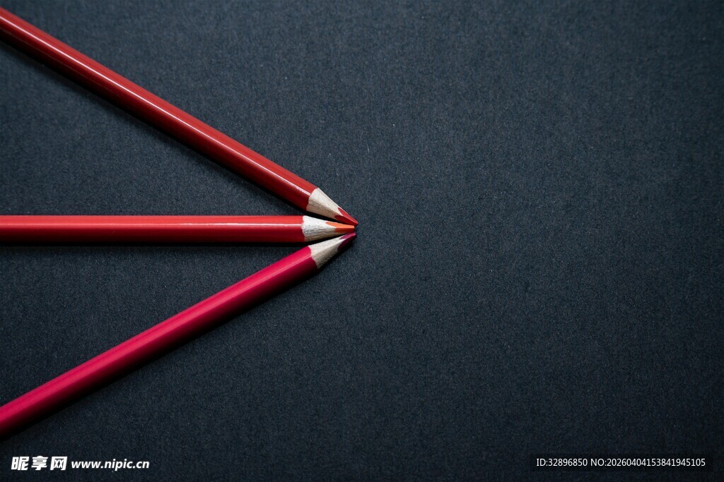 三支红铅笔摆成箭头状