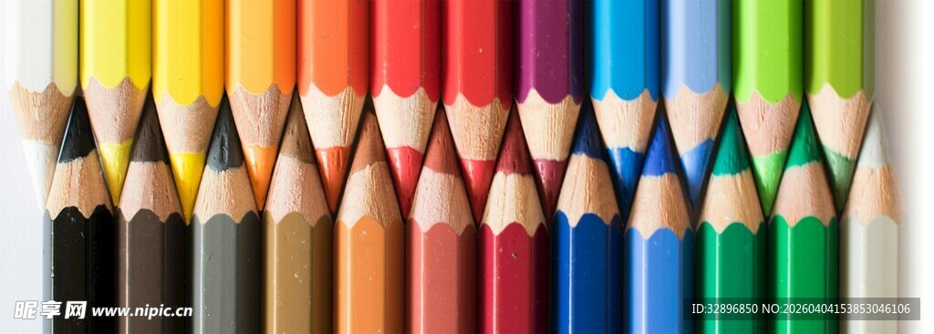 多彩铅笔整齐排列展示