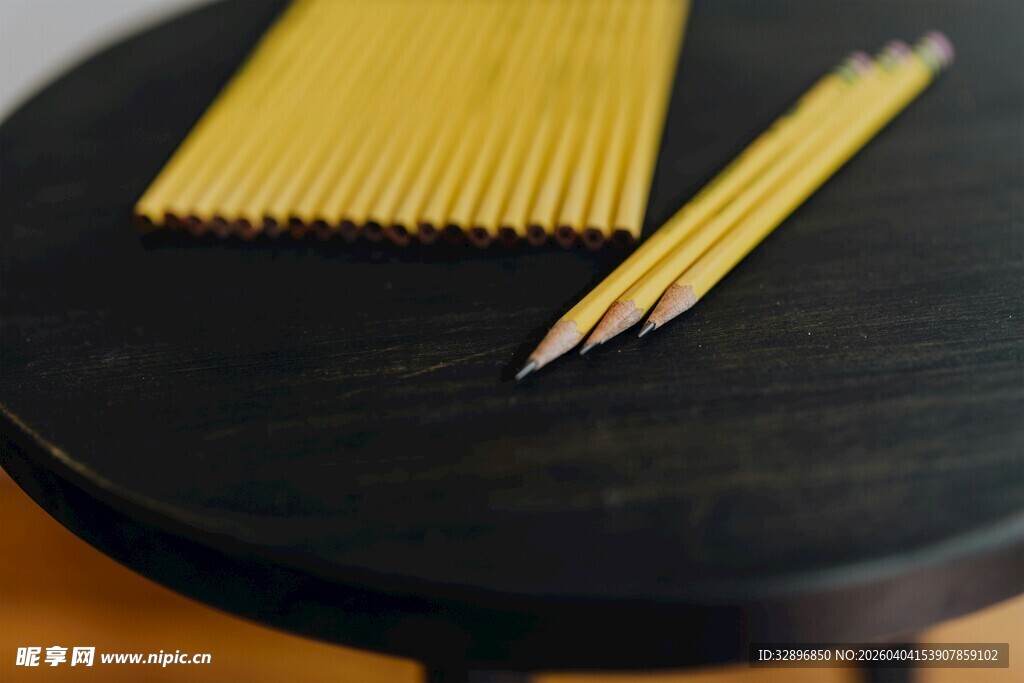 黑色圆桌上的面条与筷子