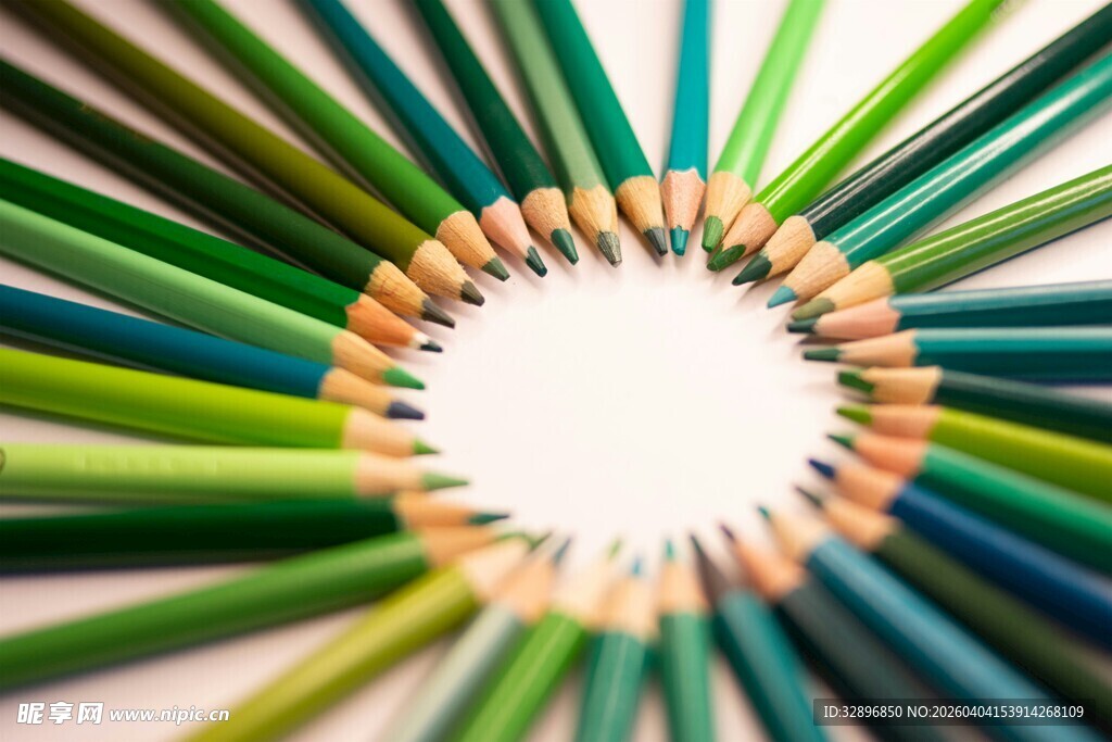 彩色铅笔呈圆形排列展示