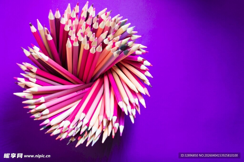 彩色铅笔组成的创意花球