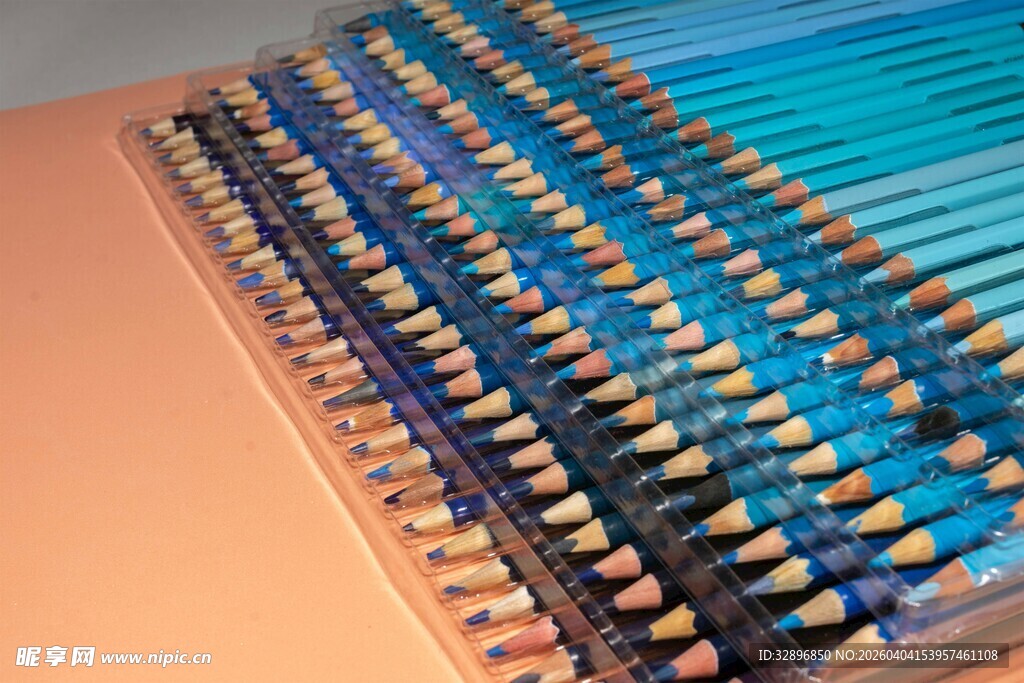 多彩画笔整齐排列展示