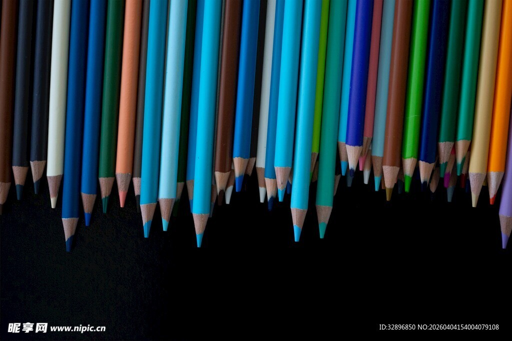 彩色铅笔整齐排列特写