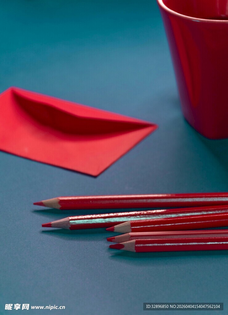 红色信封与彩色铅笔