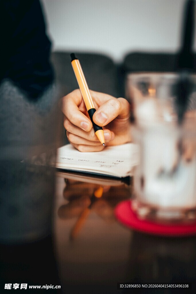 桌边书写瞬间