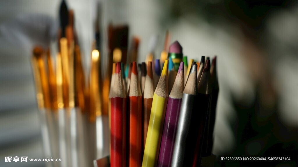 多彩画笔整齐排列