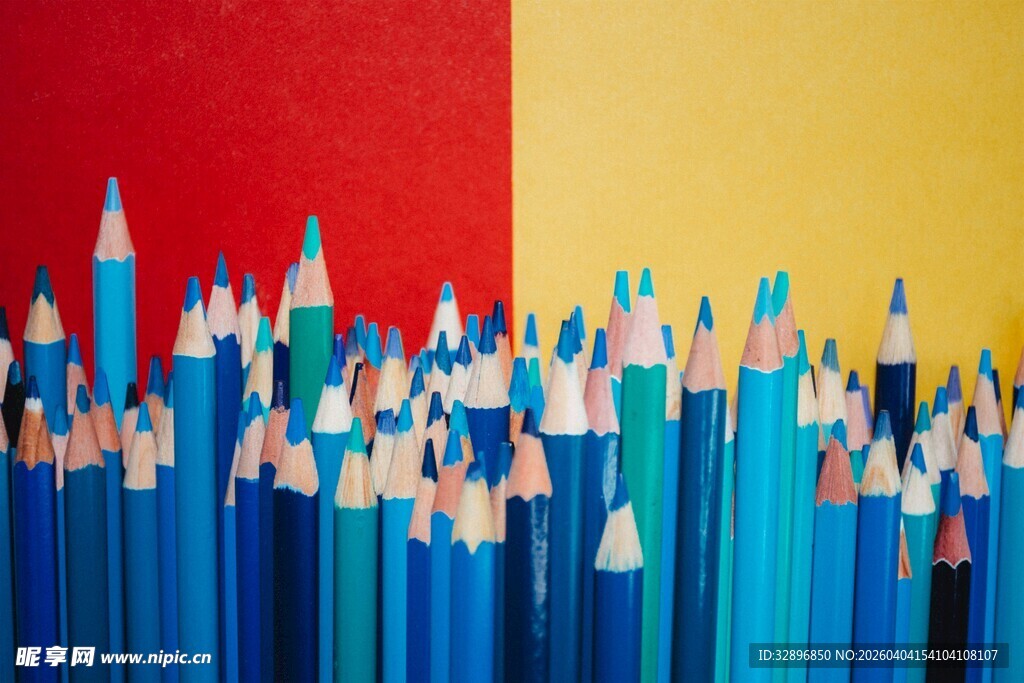 蓝色铅笔整齐排列