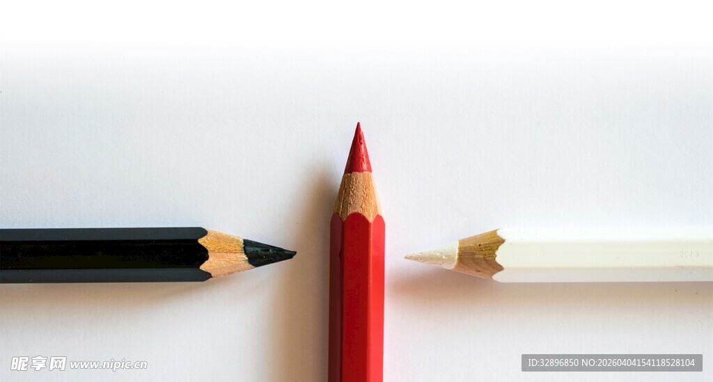 三色铅笔并列展示