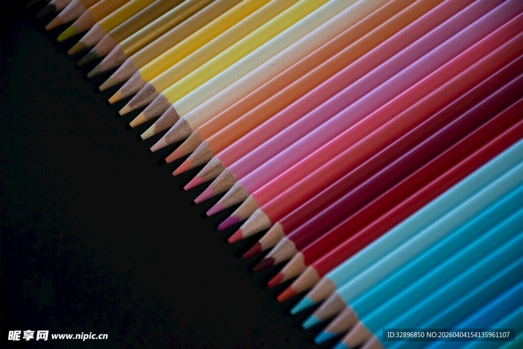 彩色铅笔整齐排列特写