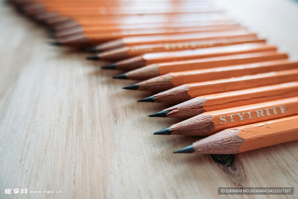 整齐排列的木质铅笔
