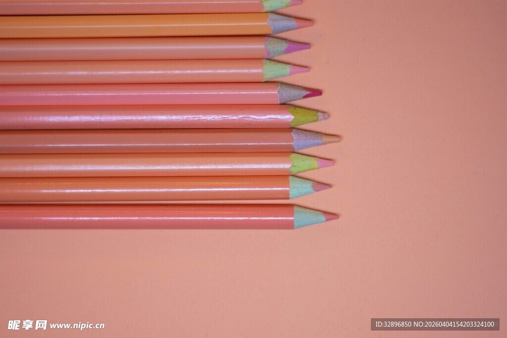 彩色铅笔整齐排列展示