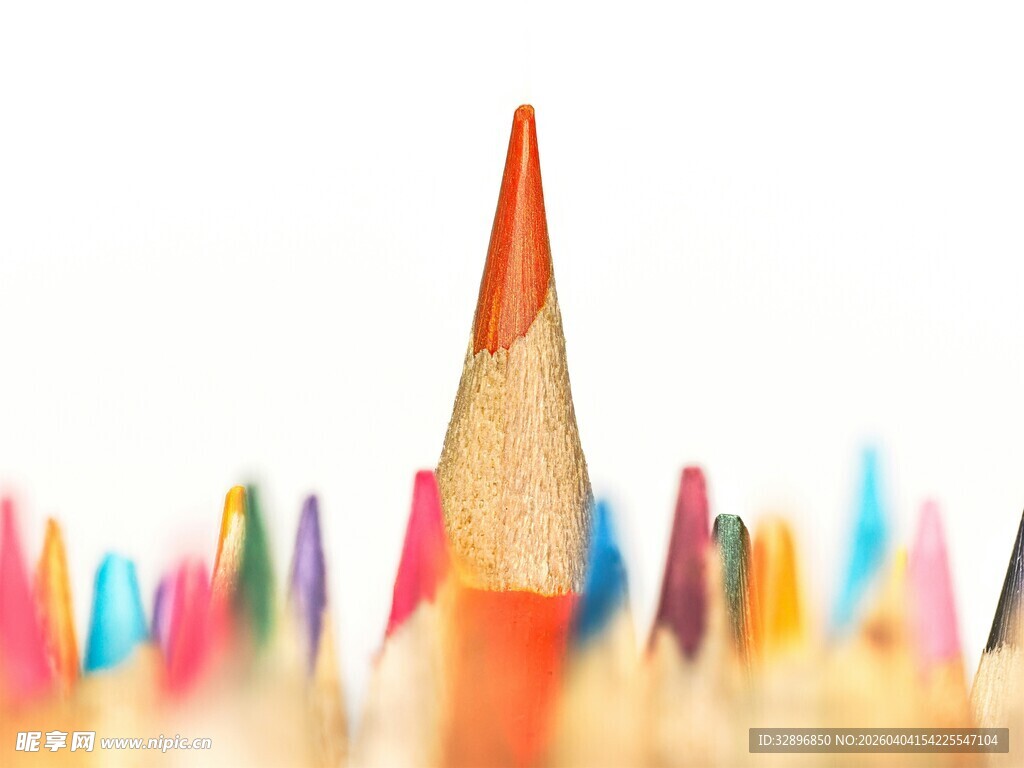彩色铅笔群中的突出尖笔