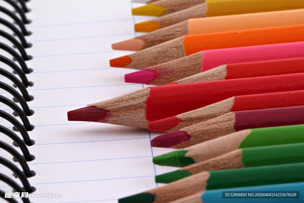 彩色铅笔整齐排列在本上