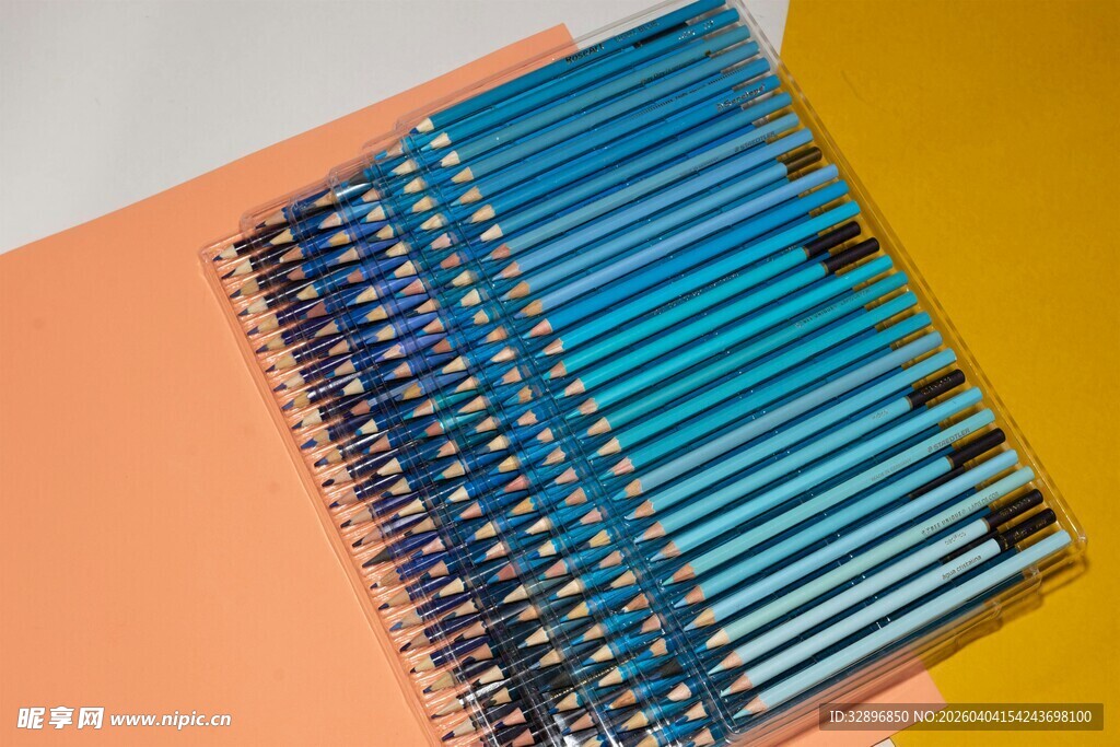 多彩铅笔整齐排列展示