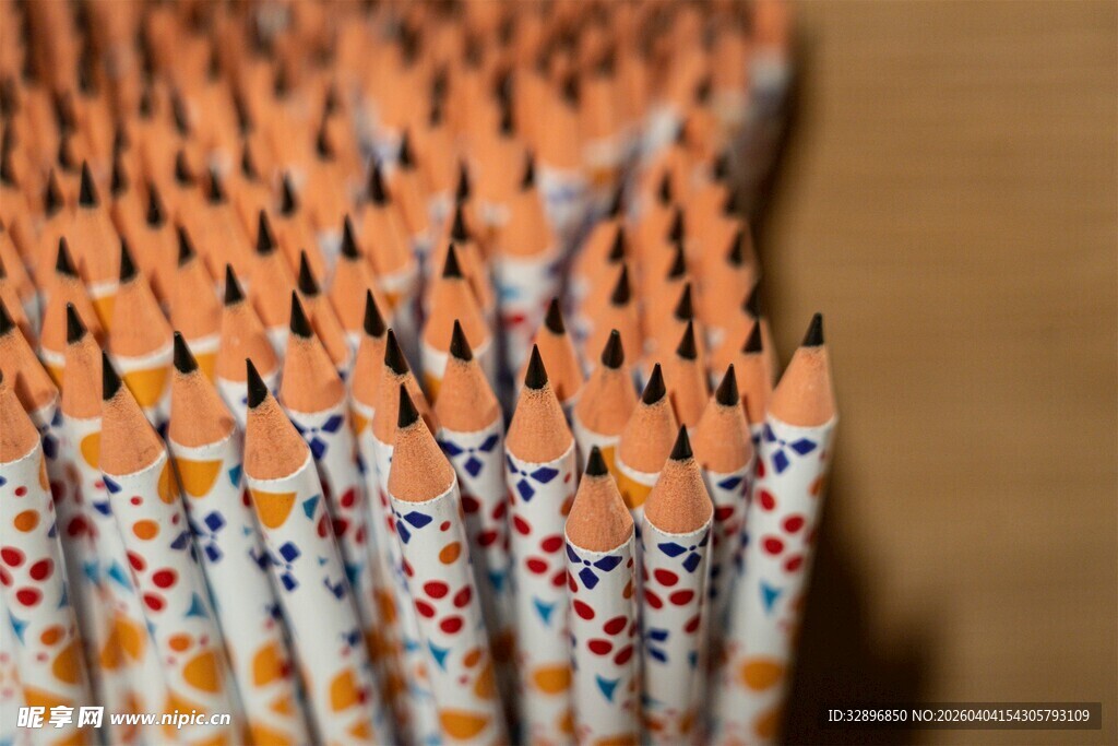 多彩图案铅笔整齐排列