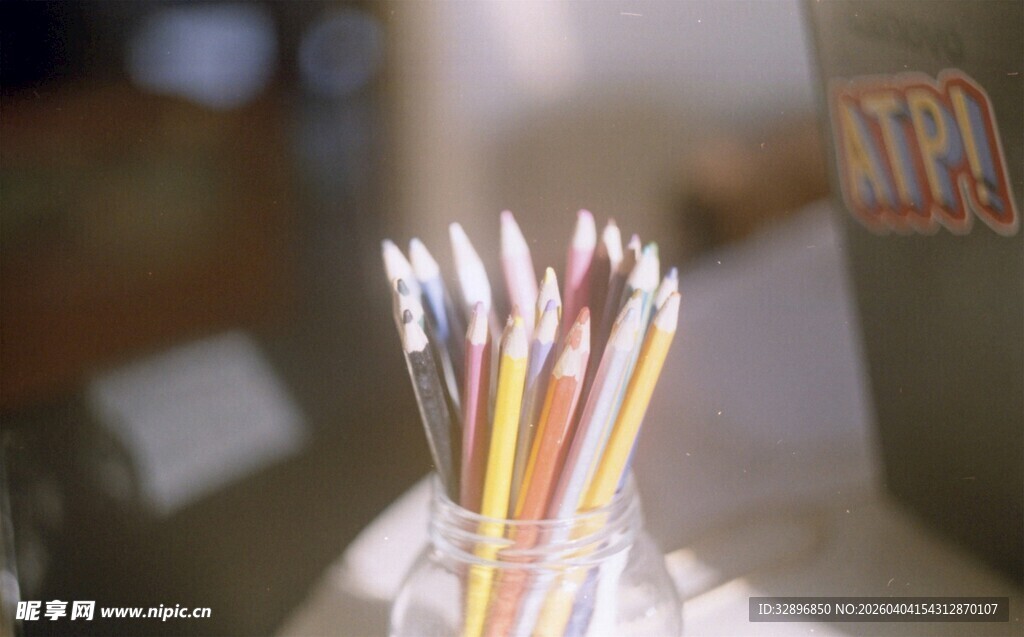 彩色铅笔插于透明容器中
