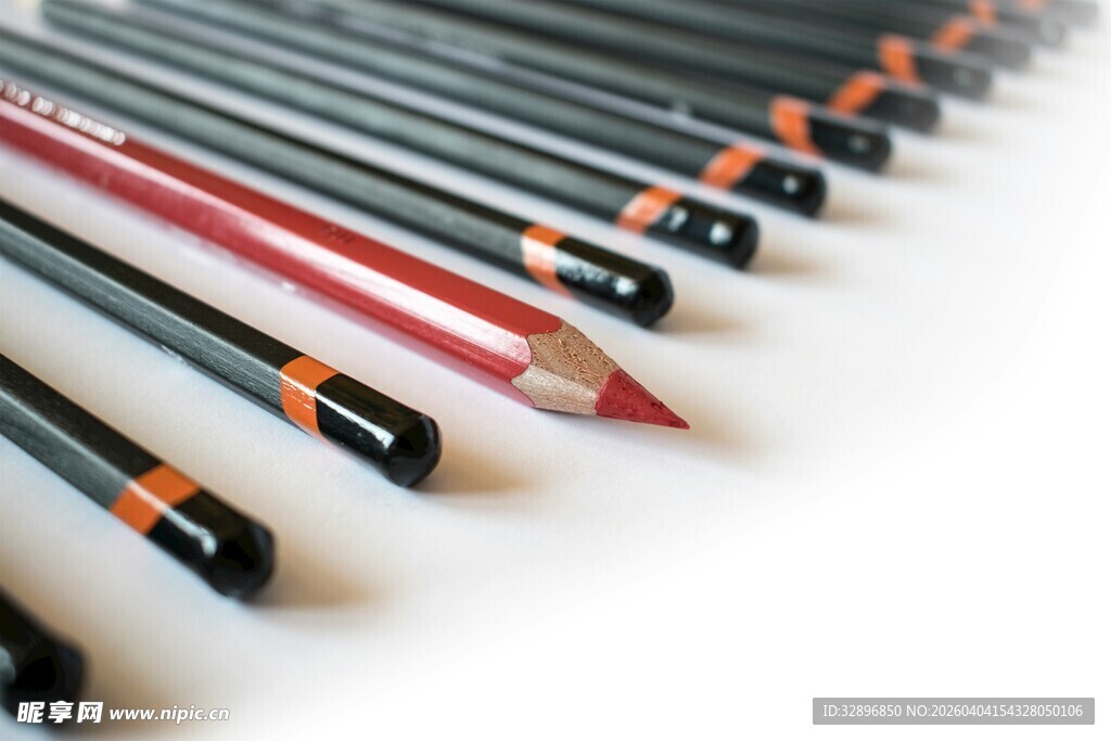 整齐排列的彩色铅笔