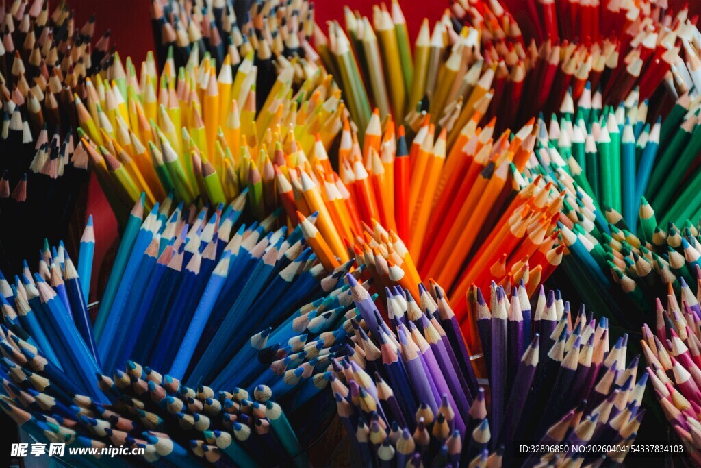 多彩铅笔整齐排列展示