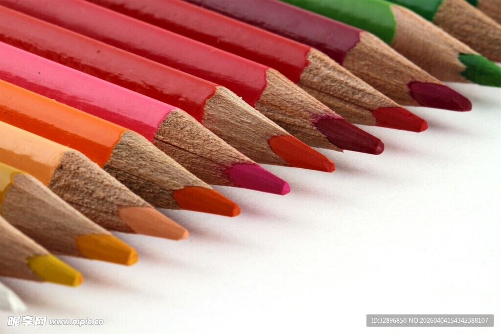 多彩铅笔整齐排列展示