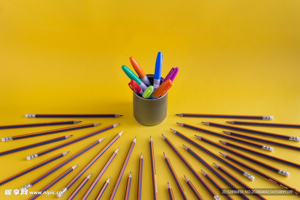 多彩文具整齐排列展示