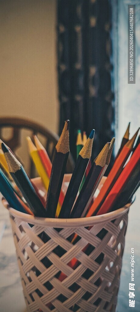 彩色铅笔置于编织笔筒中