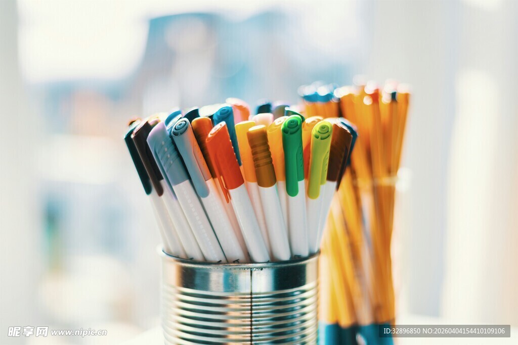 多彩笔具收纳在金属罐中