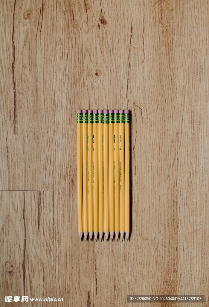 一排彩色铅笔置于木面