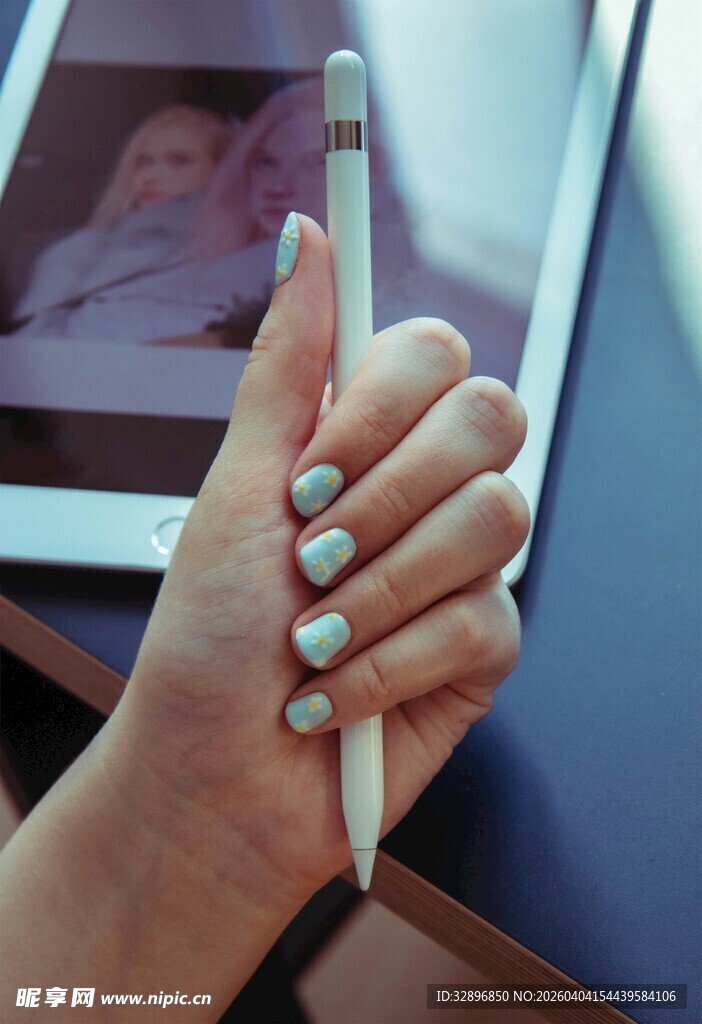 美甲手握着笔的特写画面