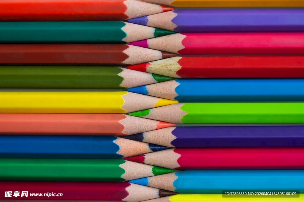 多彩铅笔整齐排列展示