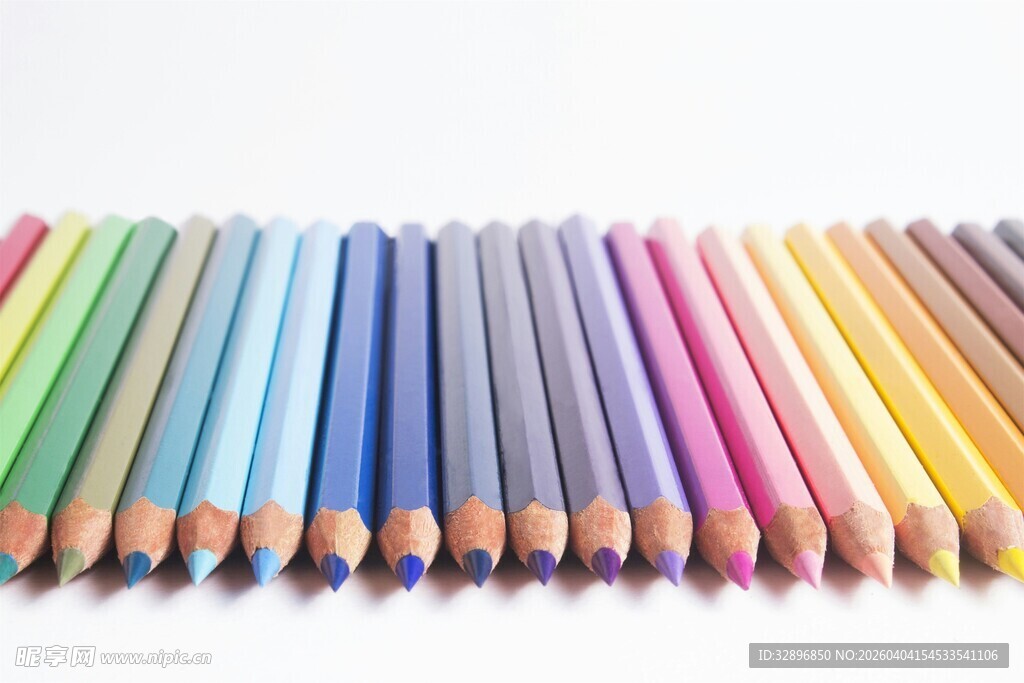 彩色铅笔整齐排列展示