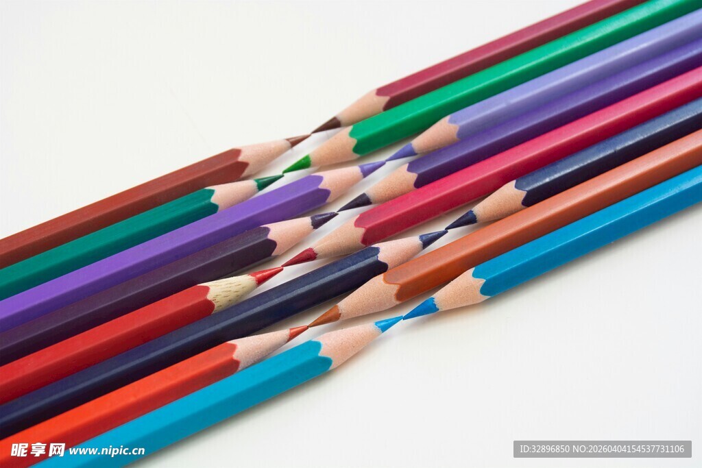 多彩铅笔整齐排列